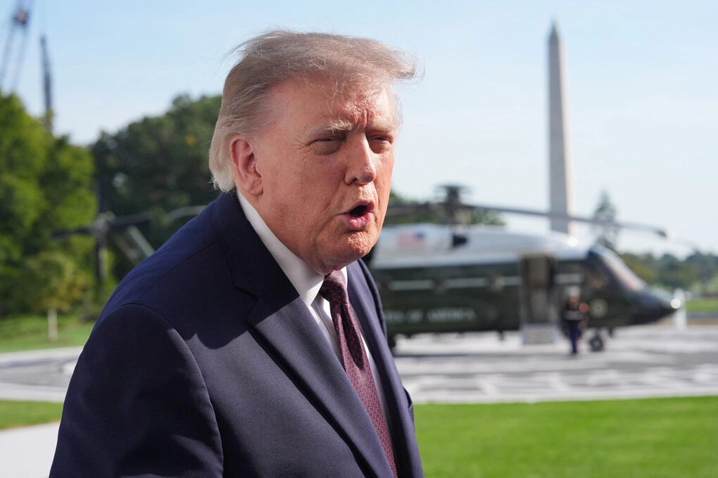 Tổng thống Donald Trump tại khuôn viên Nhà Trắng ngày 2/10. Ảnh: AP