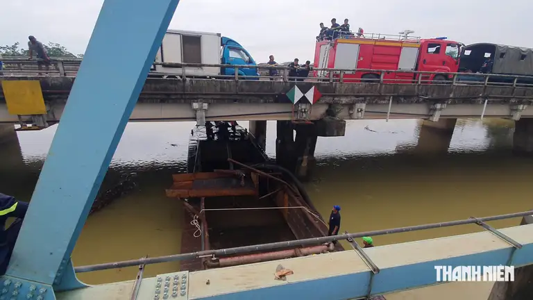 Sau khoảng 1 giờ đồng hồ thực hiện, chiếc sà lan lớn đã được kéo ra vị trí mắc kẹt, hướng mũi về phía hạ nguồn