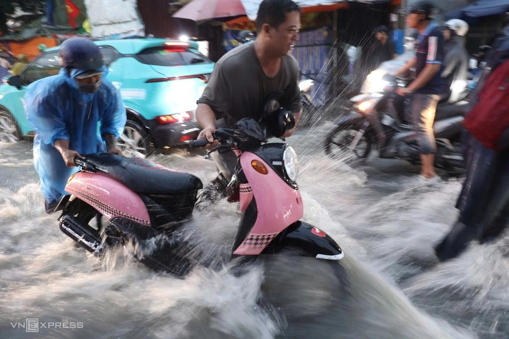 Cơn mưa lớn trên diện rộng khiến nước chảy mạnh, đổ như thác trên đường Lý Tế Xuyên, đoạn giao với đường Linh Đông (TP Thủ Đức Cũ) chiều 22/9. Ảnh: Quỳnh Trần