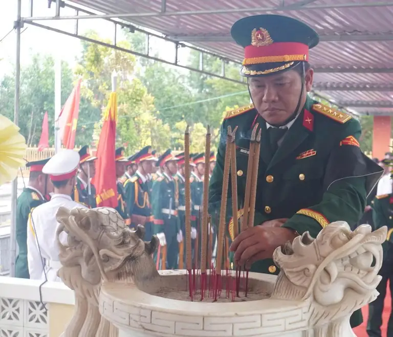 Đại tá Nguyễn Tấn Tuân, Phó chính ủy Bộ Chỉ huy quân sự thành phố Đà Nẵng, dâng hương, tưởng niệm các anh hùng liệt sĩ tại lễ truy điệu, an táng 4 hài cốt liệt sĩ ở xã Hà Nha