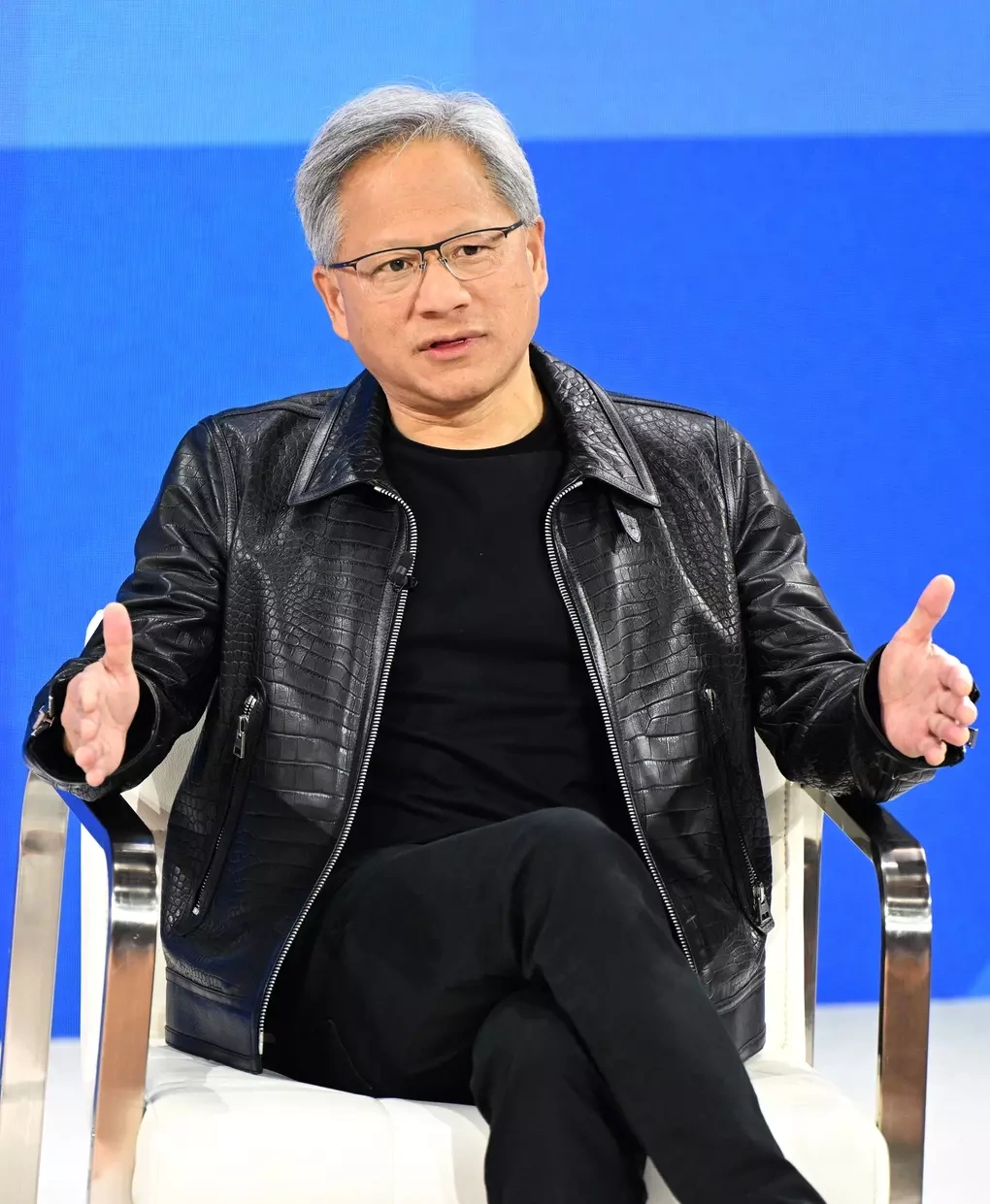 Ông Jensen Huang gắn liền với những mẫu áo khoác da đen đơn giản gần 20 năm qua. Ảnh: AFP