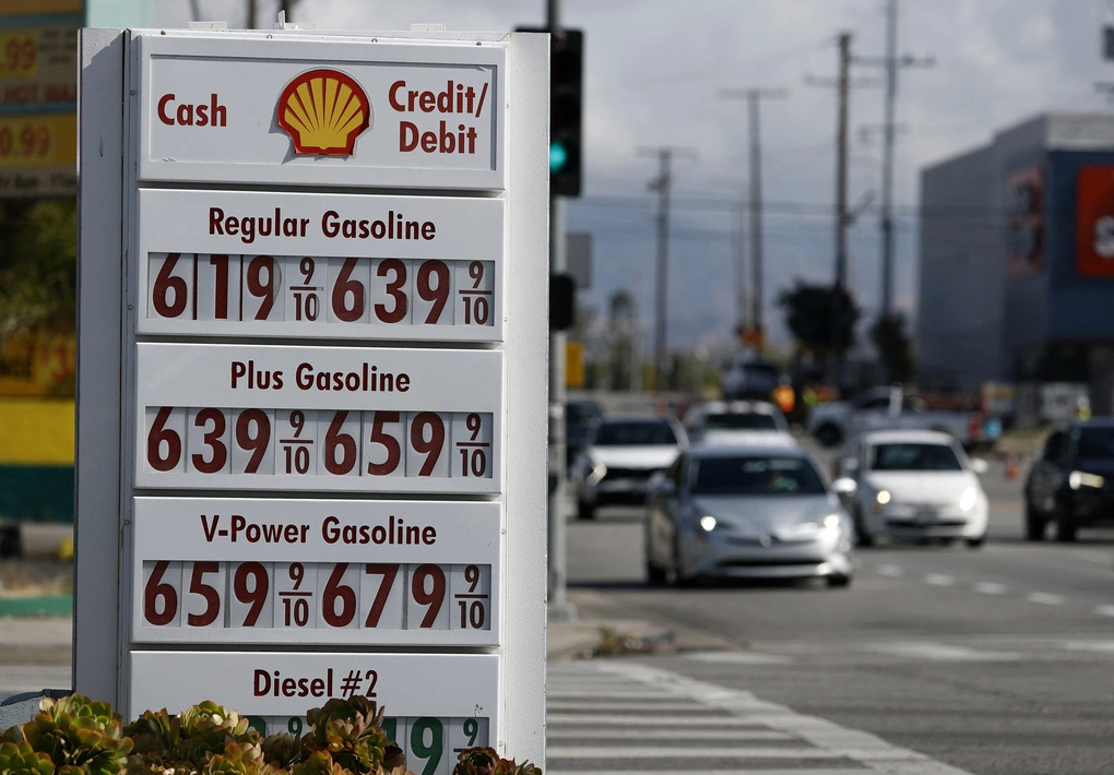 Bảng giá xăng dầu niêm yết tại một điểm bán ở Los Angeles, California ngày 4/5. Ảnh: AFP