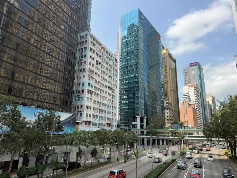 Do mật độ dân số đông, giá nhà ở Hong Kong luôn thuộc hàng đắt đỏ nhất thế giới - Ảnh: TTXVN