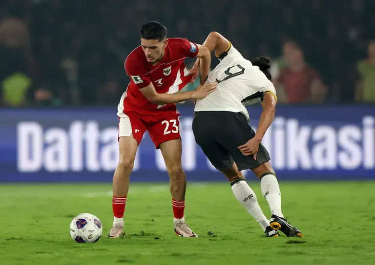 Justin Hubner (áo đỏ) vẫn có thể thi đấu cho đội tuyển Indonesia tại ASEAN Cup 2026, nếu sắp tới anh quyết định đầu quân cho CLB trong nước