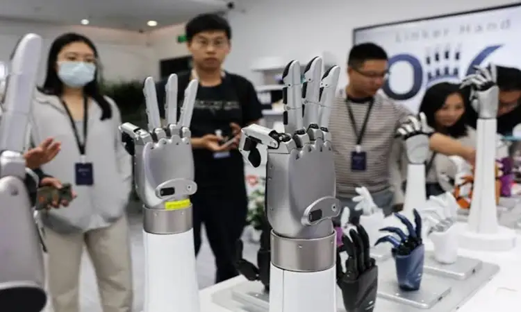 Những bàn tay robot ở khu vực triển lãm tại văn phòng của LinkerBot ở Bắc Kinh. Ảnh: Reuters