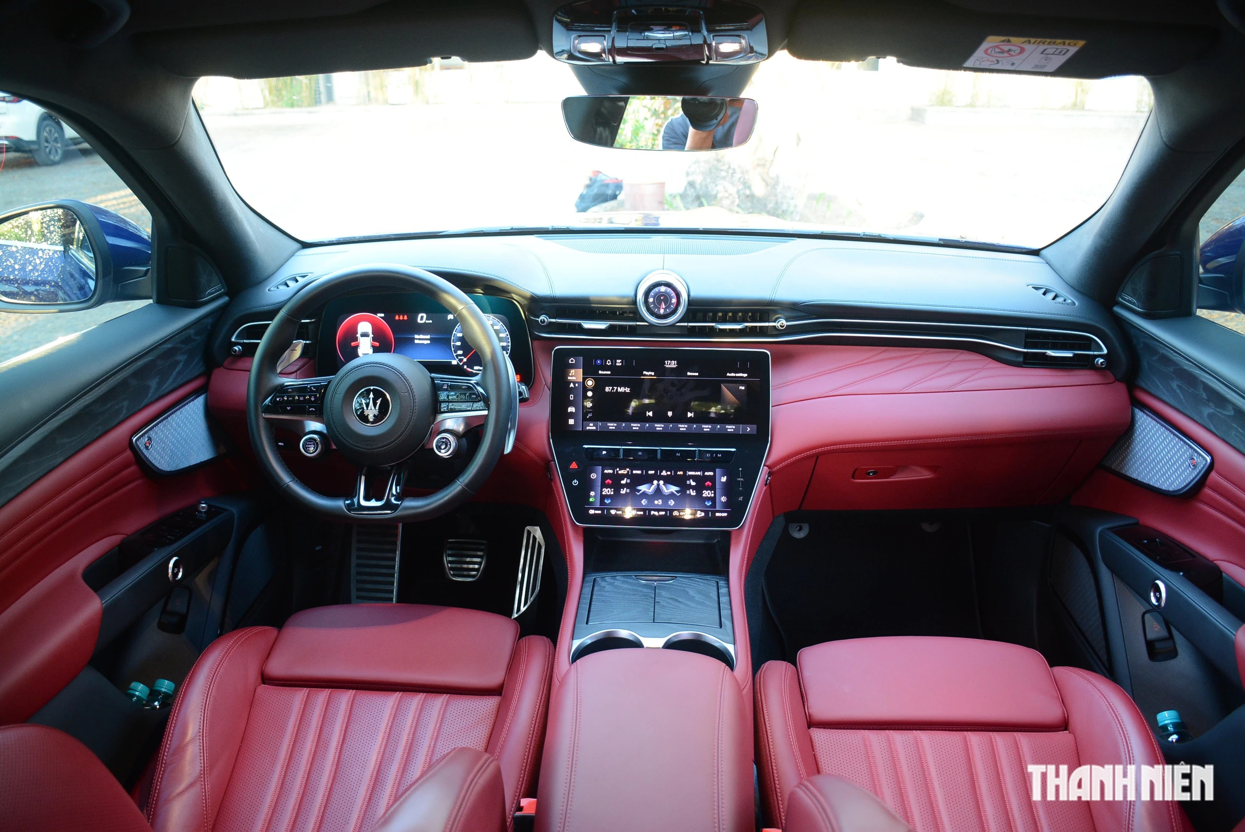 Khoang lái Maserati Grecale nổi bật với hệ thống màn hình kỹ thuật số, kết hợp các tiện nghi hiện đại và vật liệu nội thất cao cấp
