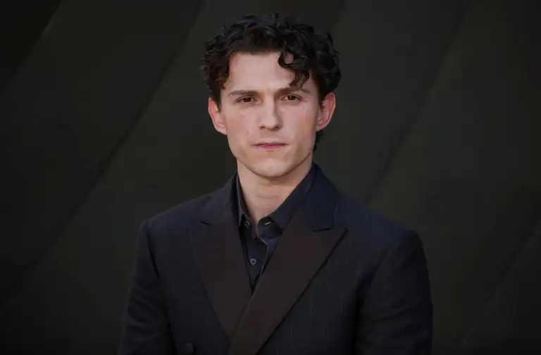 Tom Holland trong vai Peter Parker - hình ảnh người hùng gần gũi, nhiều tâm sự giúp nhân vật Người Nhện giữ vững sức hút suốt nhiều thập niên