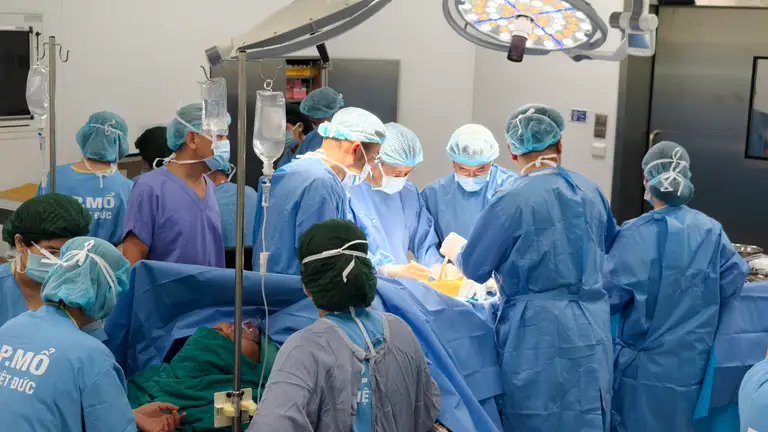 PGS - TS Nguyễn Mạnh Khánh, Phó giám đốc Bệnh viện Hữu nghị Việt Đức, cùng ê kíp thực hiện ca phẫu thuật đầu tiên tại Bệnh viện Hữu nghị Việt Đức cơ sở Ninh Bình