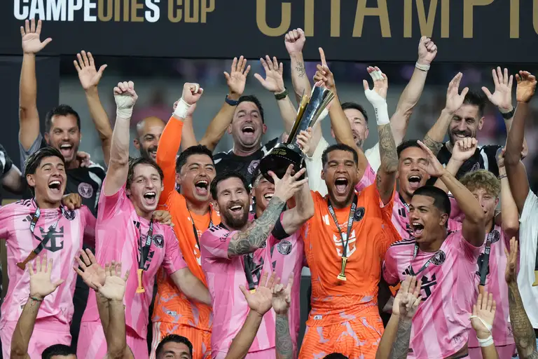 Lionel Messi (thứ tư từ trái sang) ăn mừng cùng đồng đội sau khi đánh bại Cruz Azul ở trận Campeones Cup tại sân Nu, Miami, bang Florida, Mỹ, ngày 16/9/2026. Ảnh: AP