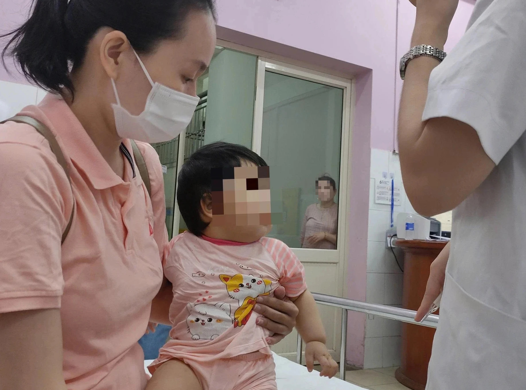 Nhiều bệnh nhi sốt cao không đáp ứng thuốc hạ sốt ở nhà đã dẫn đến co giật, phải nhập viện