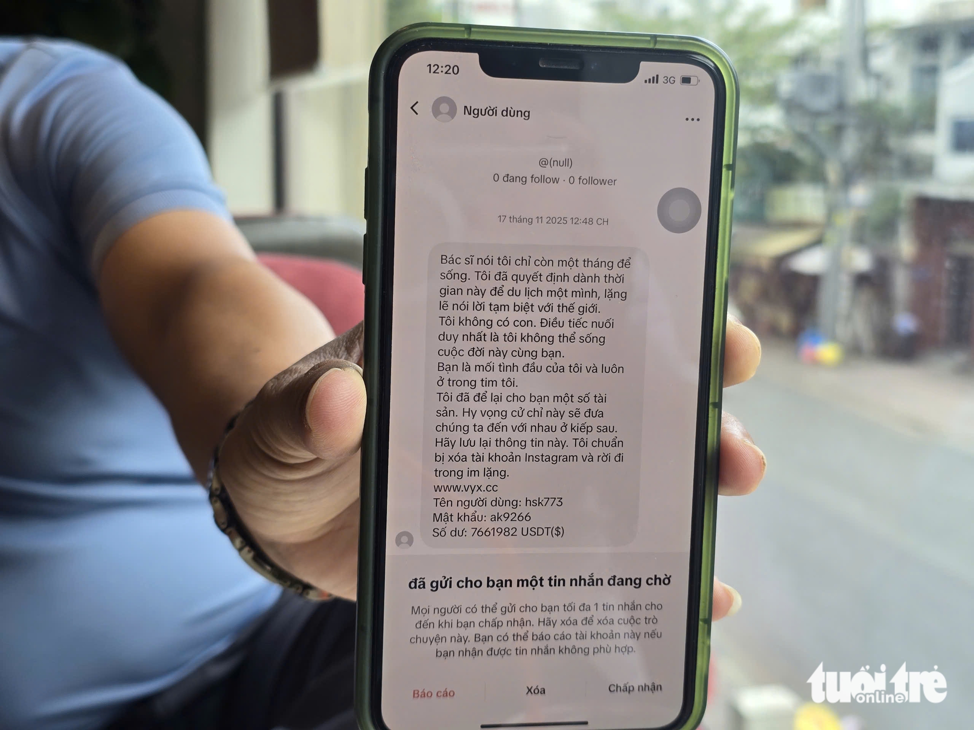 Rất nhiều người dùng mạng xã hội bất ngờ nhận được tin nhắn từ người lạ với nội dung mùi mẫn, kèm thông tin tặng hàng triệu USDT - Ảnh: CÔNG TRIỆU
