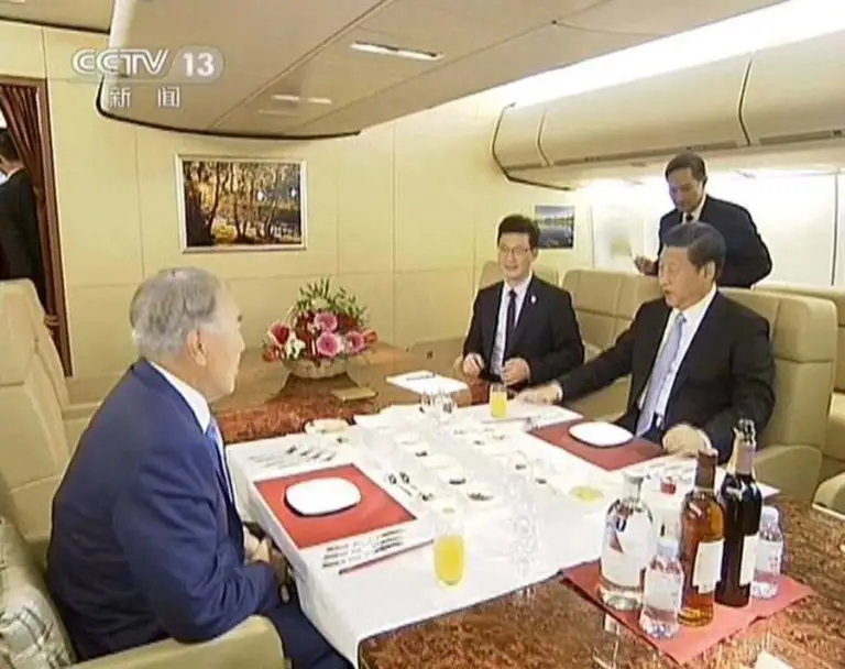 Ông Tập cùng các quan chức trên chuyên cơ Boeing 747-400 năm 2014. Ảnh: CCTV