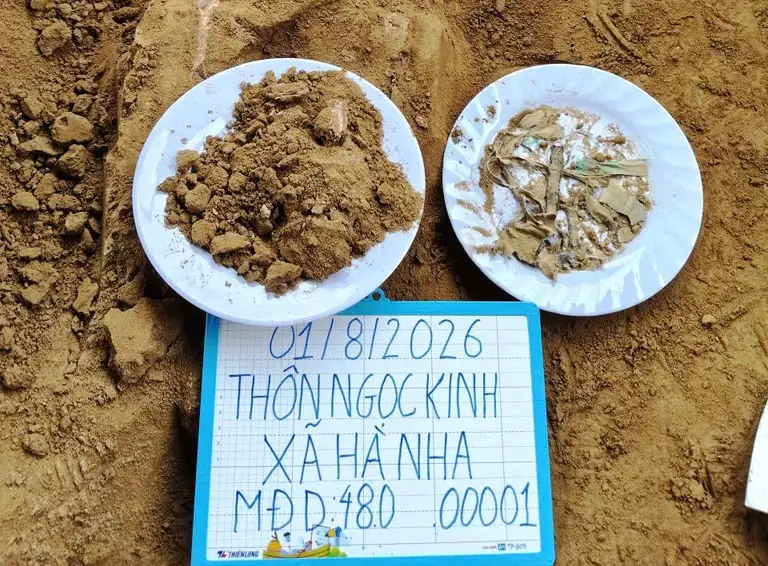Mẫu xương và di vật được tìm thấy tại khu vực khai quật