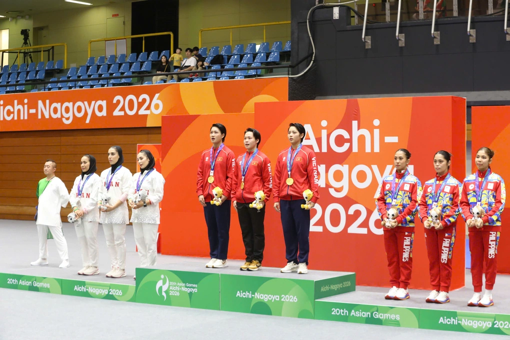 Các võ sĩ của Việt Nam nhận HC vàng tại Nhà thi đấu Toyohashi Gymnasium, Nagoya, Nhật Bản, chiều 22/9. Ảnh: Quý Lượng