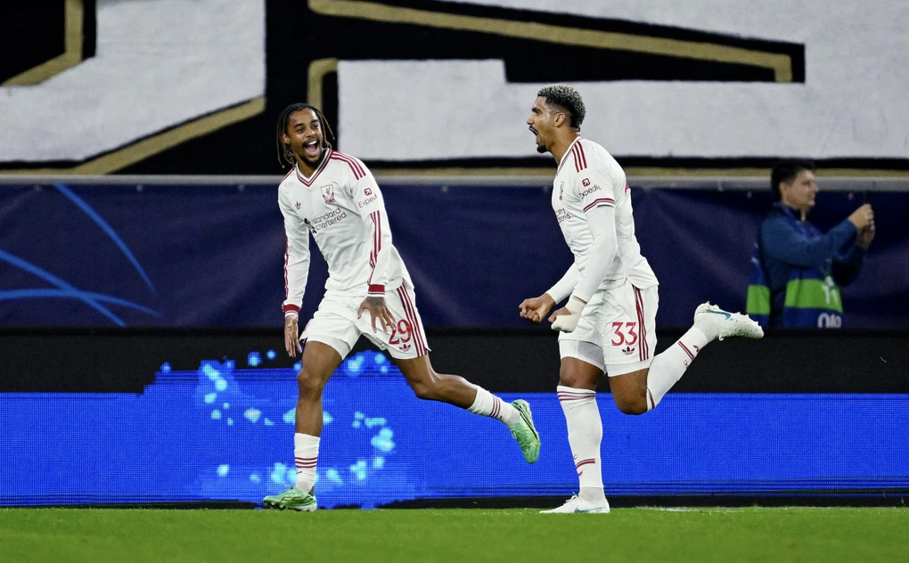 Ronald Araujo (phải) mừng bàn mở tỷ số. Ảnh: Reuters