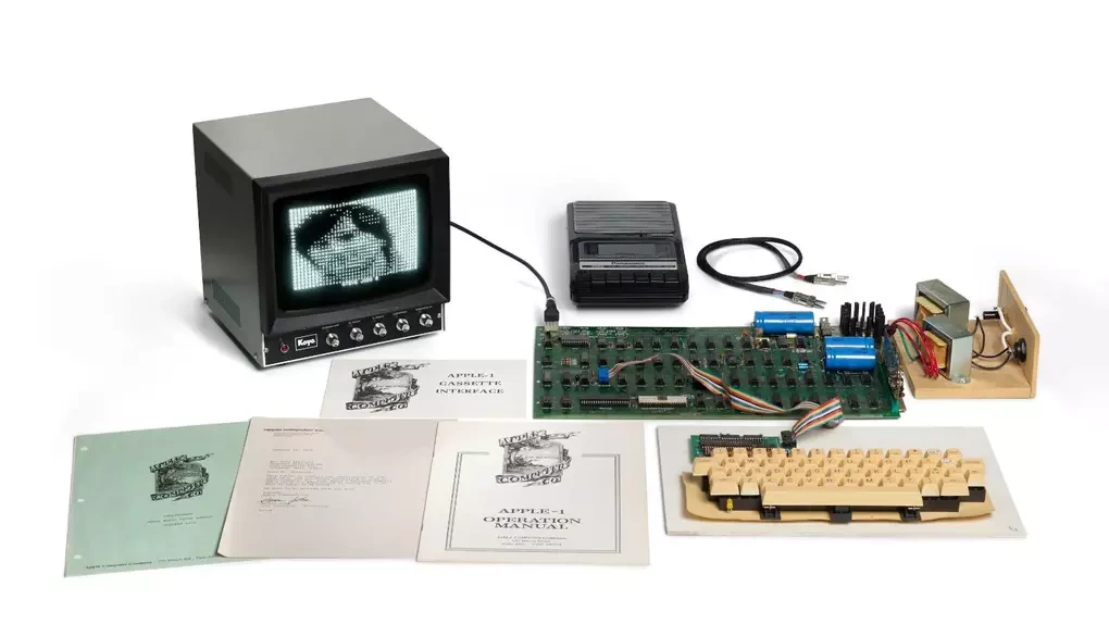 Máy tính Apple-1 nguyên bản cùng toàn bộ hồ sơ kèm theo. Ảnh: Bonhams