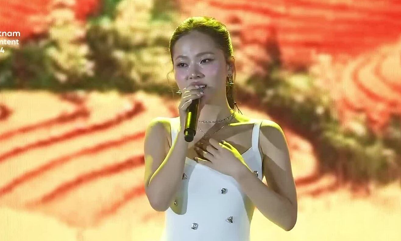 Ngô Lan Hương hát 'Đi giữa trời rực rỡ'