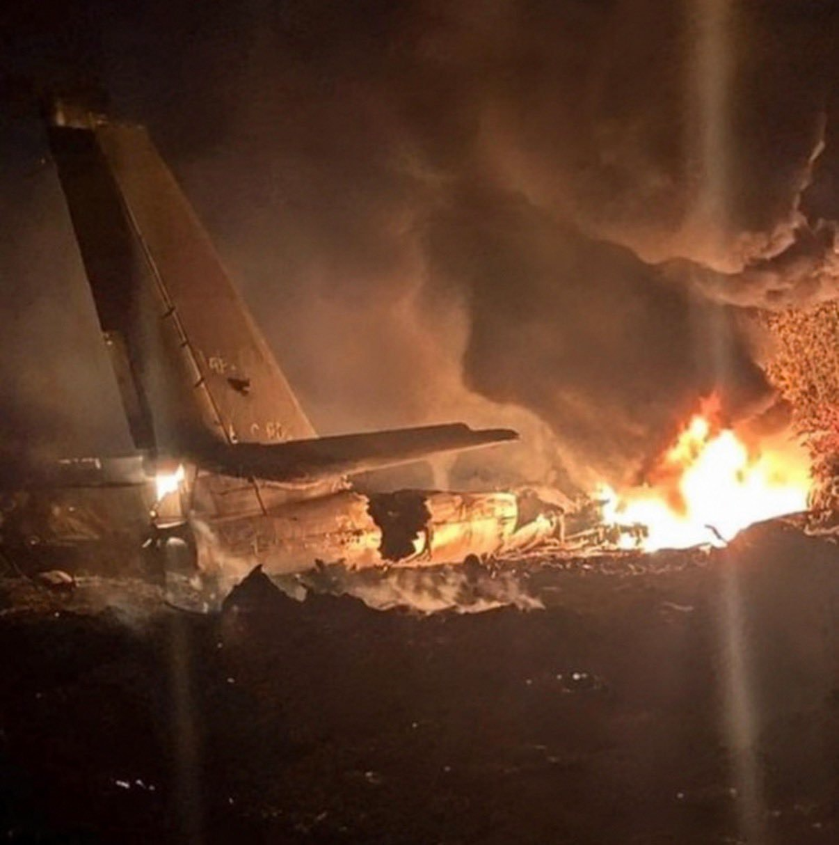 Phần đuôi của máy bay ném bom chiến lược Tu-95 Nga tại hiện trường vụ tai nạn - Ảnh: EXILENOVA+