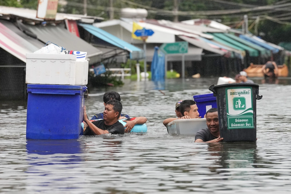 Người dân sơ tán đồ đạc khi nước ngập gần tới mái nhà ở Bangkok ngày 27/9. Ảnh: AP