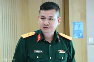 Thiếu tá Nguyễn Chí Công, Giám đốc Viettel Sơn La, chia sẻ về tiến độ xóa vùng lõm sóng viễn thông, tại buổi làm việc với Bộ Khoa học và Công nghệ, chiều 23/10. Ảnh: Trọng Đạt