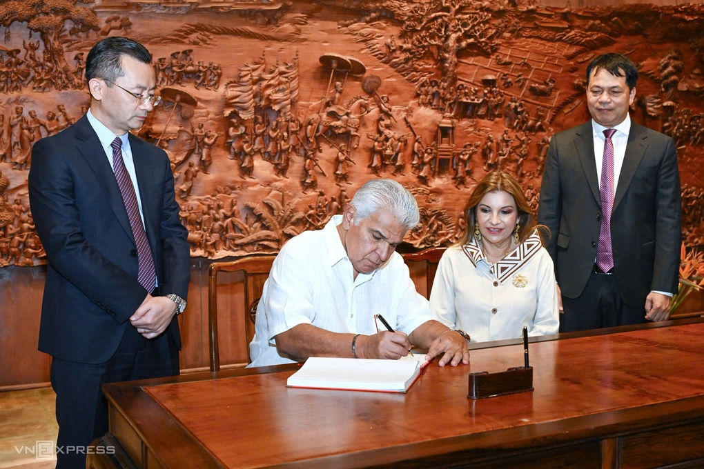 Tổng thống Panama Jose Raul Mulino và phu nhân viết lưu bút khi thăm Văn Miếu - Quốc Tử Giám ngày 6/10. Ảnh: Giang Huy