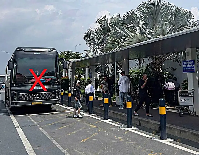 Sân bay Nội Bài vừa phân làn, lực lượng chức năng đã phát hiện, xử lý nhiều trường hợp vi phạm quy định về dừng, đỗ. (Ảnh Công an cửa khẩu Cảng hàng không quốc tế Nội Bài)