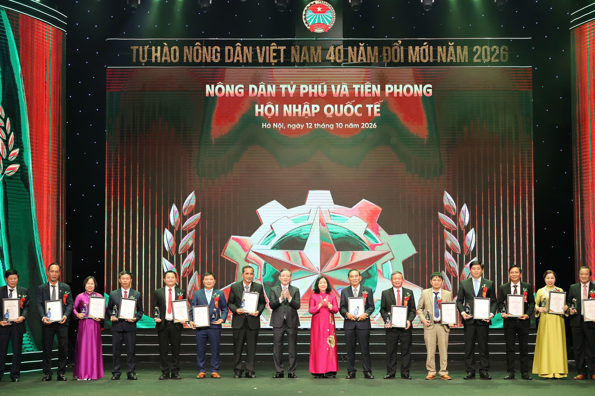 Bà Bùi Thị Minh Hoài và ông Lương Quốc Đoàn trao danh hiệu vinh danh 96 Nông dân Việt Nam xuất sắc 40 năm đổi mới