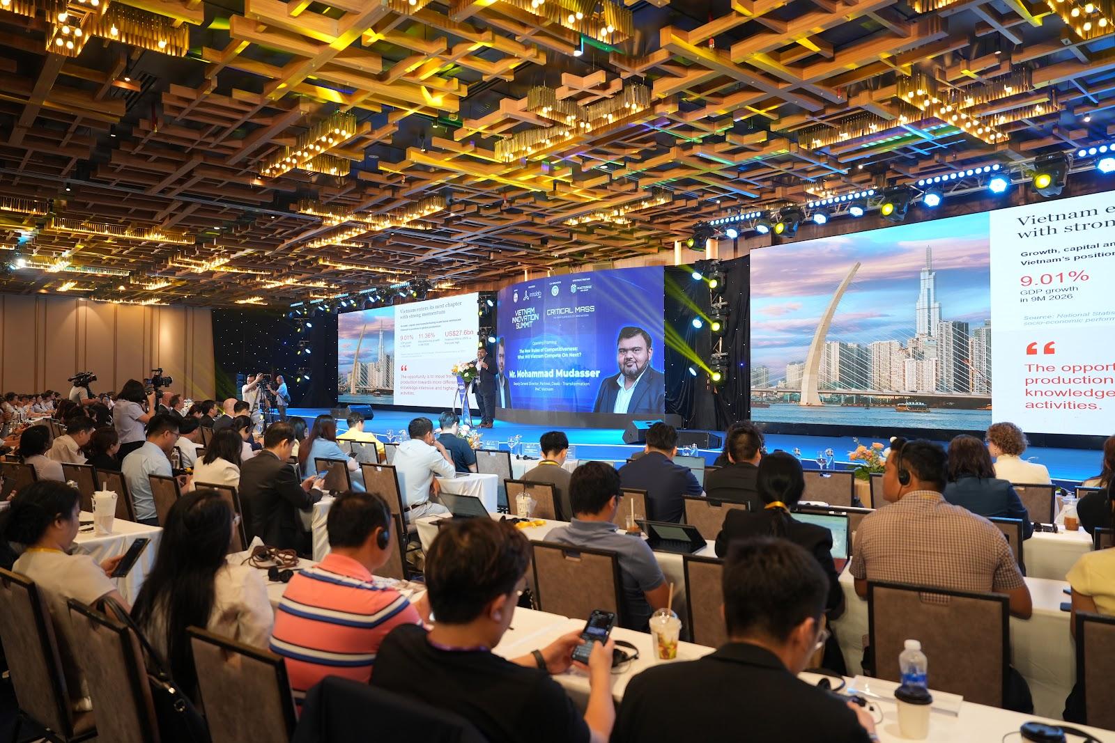 Ông Mohammad Mudasser, Phó Tổng Giám đốc PwC Việt Nam, mở diễn đàn định chuẩn tại VIS 2026 sáng 15/10.