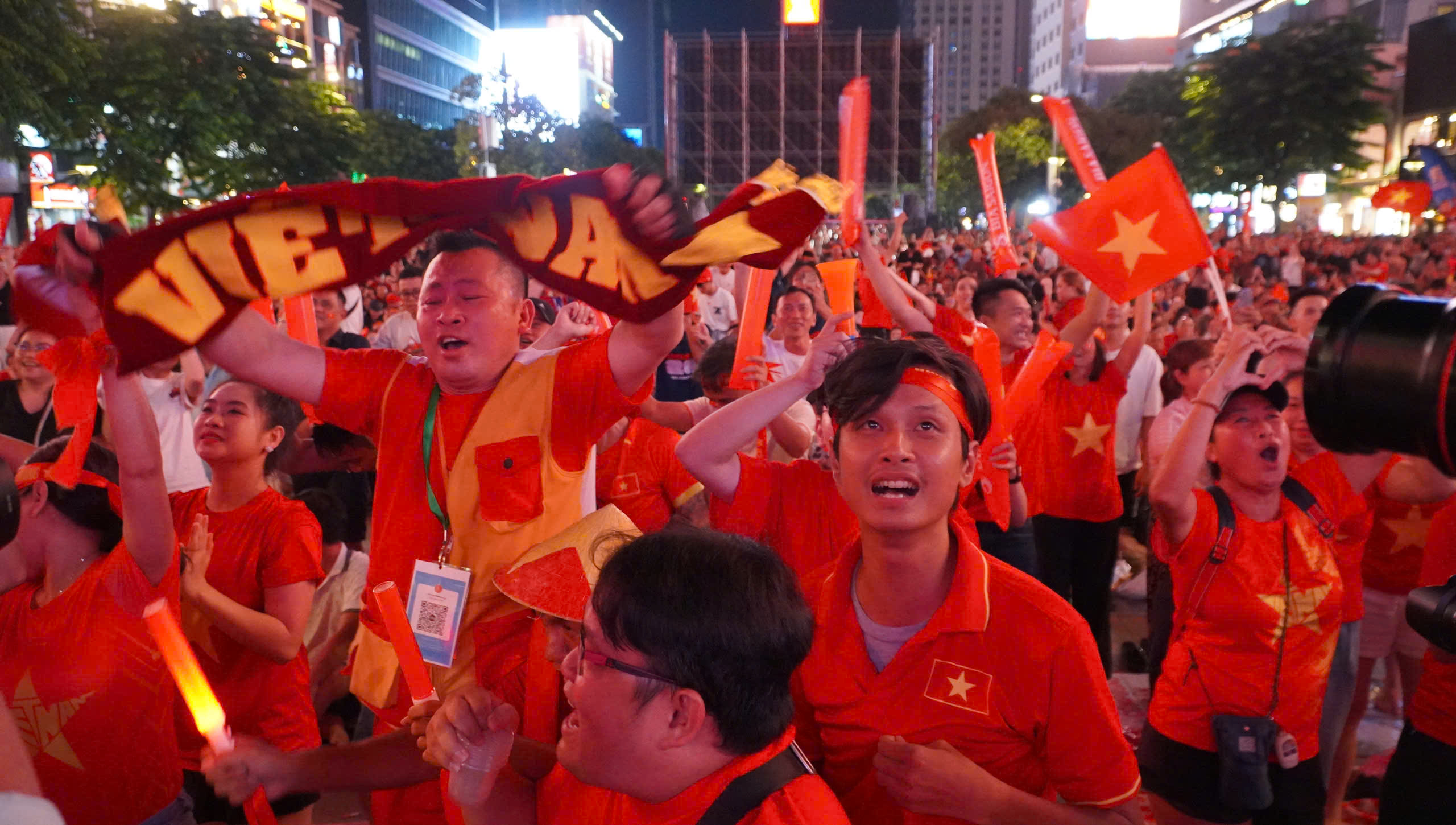 ... và rồi vỡ òa khi chứng kiến đội tuyển Việt Nam chiến thắng tại ASEAN Cup