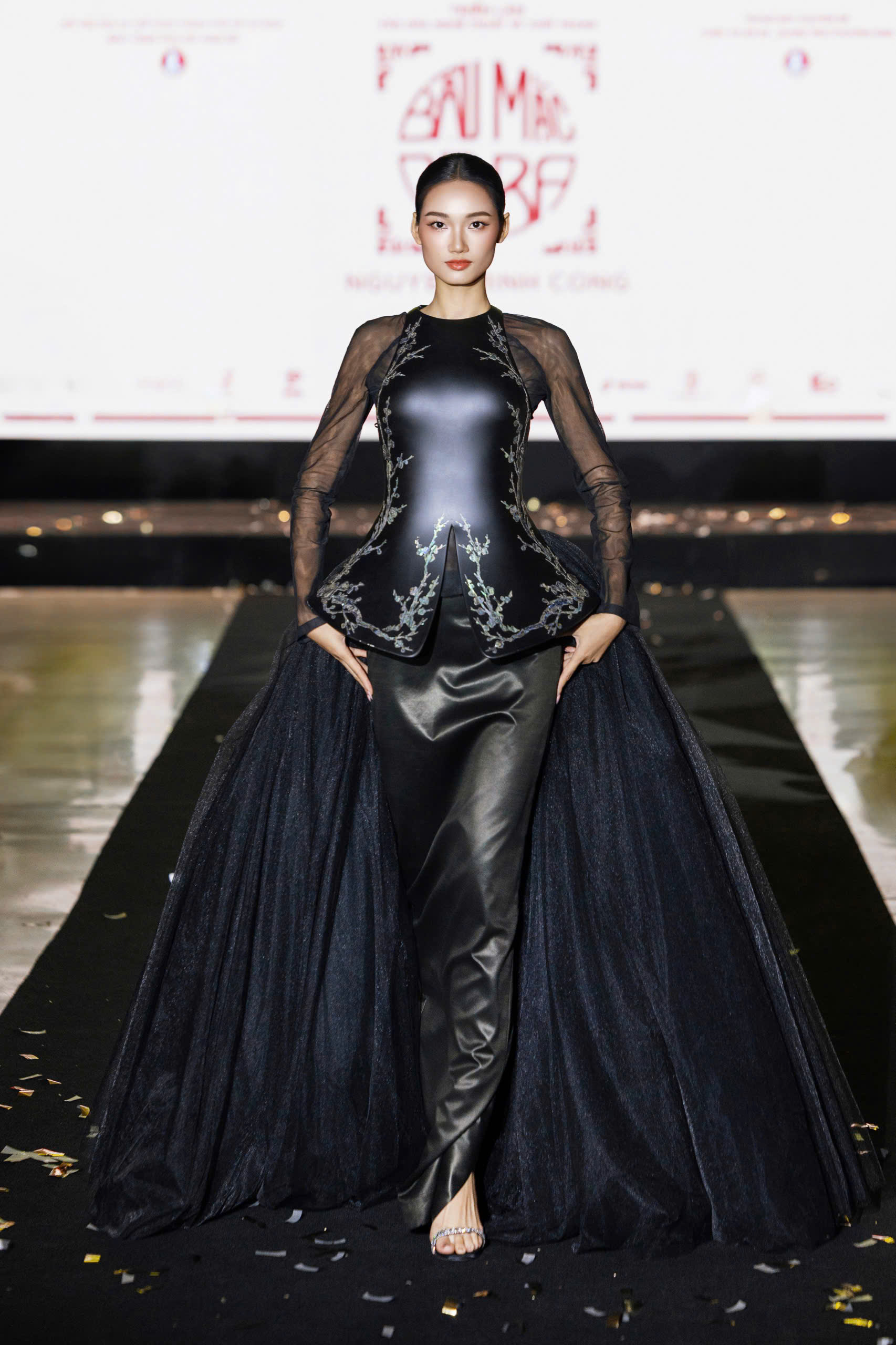 Miss Universe Vietnam 2026 Quỳnh Anh diễn mở màn - Ảnh: KIẾNG CẬN STUDIO