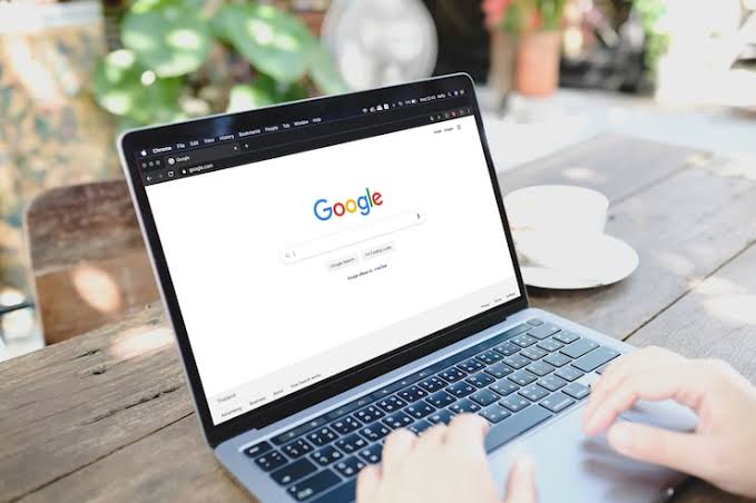 Google tìm cách kéo người dùng nhấp vào đường dẫn thay vì chỉ đọc câu trả lời AI - Ảnh: Magnific