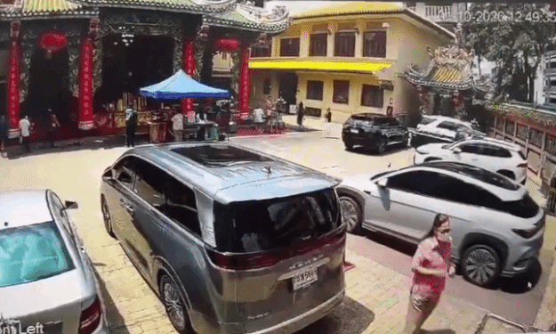 Ôtô lao vào đền thờ, ba người bị thương