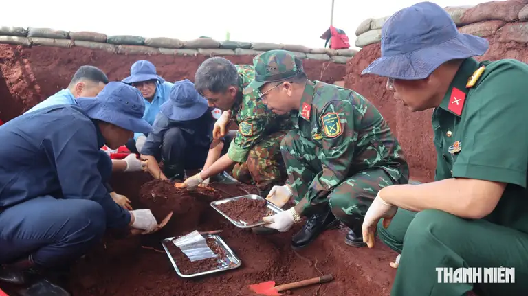 Đại tá Nguyễn Thanh Phong, Chính ủy Bộ Chỉ huy quân sự TP.Đồng Nai (thứ 2 từ phải qua) trực tiếp cùng Đội K72 khai quật, quy tập hài cốt liệt sĩ tại 1 hầm mộ liệt sĩ ở xã Minh Đức