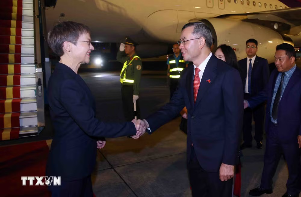 Bộ trưởng Bộ Tài chính Ngô Văn Tuấn đón Thủ tướng Công quốc Liechtenstein Brigitte Haas tại sân bay quốc tế Nội Bài, Hà Nội - Ảnh: TTXVN