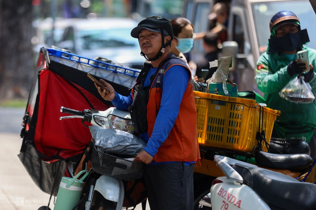 Tài xế giao hàng chờ khách ở TP HCM, tháng 4/2026. Ảnh: Quỳnh Trần