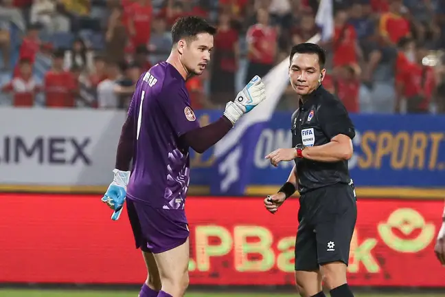 Nguyễn Filip (áo tím) cùng Công An Hà Nội thoát khỏi quả phạt đền sau khi trọng tài tham khảo VAR - Ảnh: MINH ĐỖ