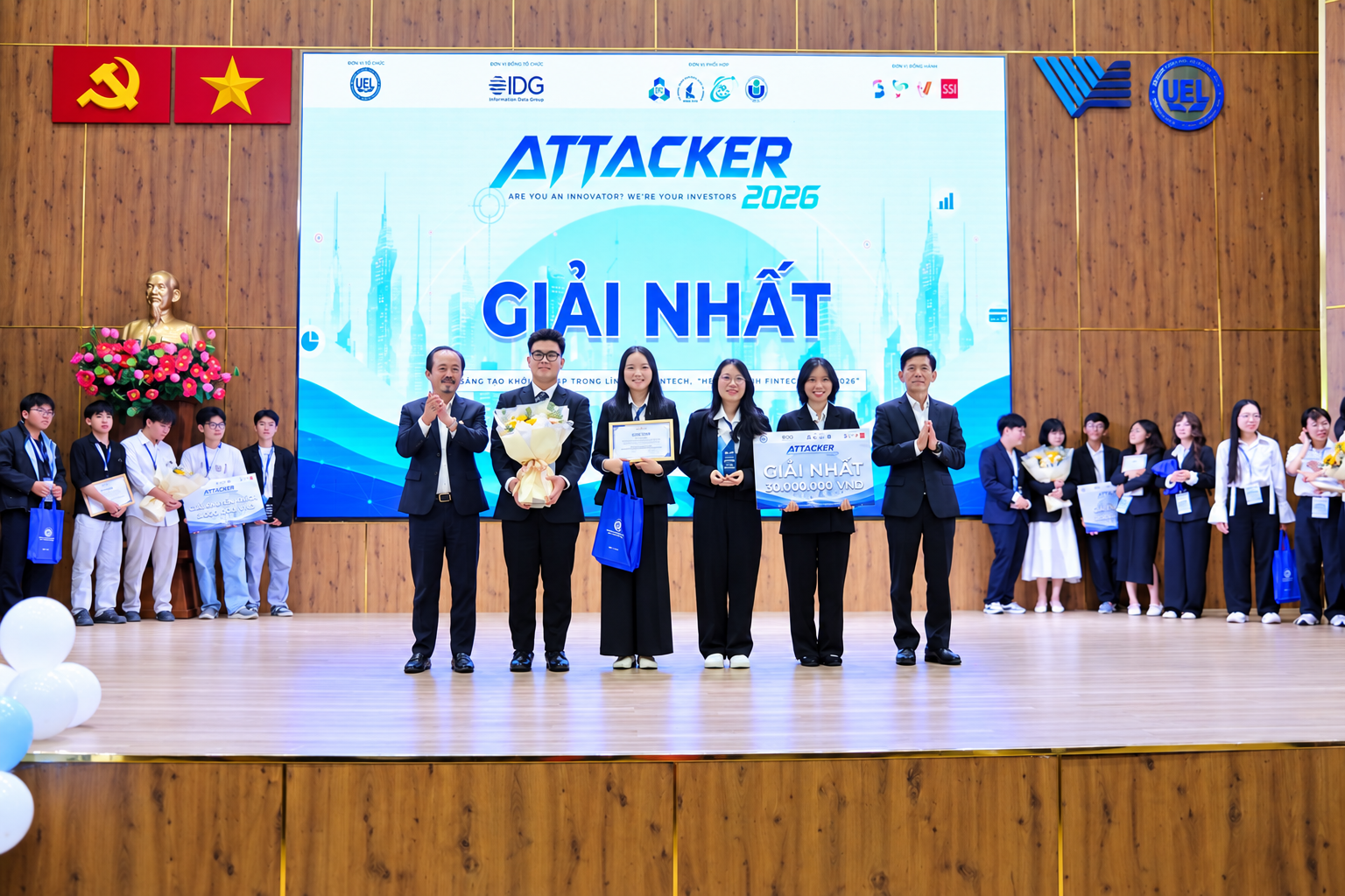 Nhóm sinh viên giành giải nhất cuộc thi ATTACKER 2026 với nền tảng giúp người trẻ quản lý tài sản cá nhân - Ảnh: HẢI NAM