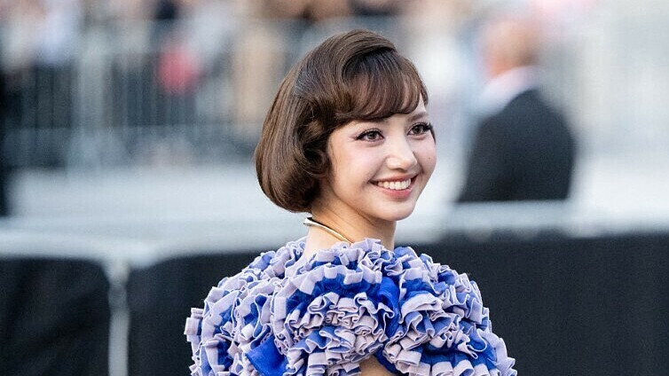 Lisa 'gây mê mẩn' ở tuần thời trang Paris