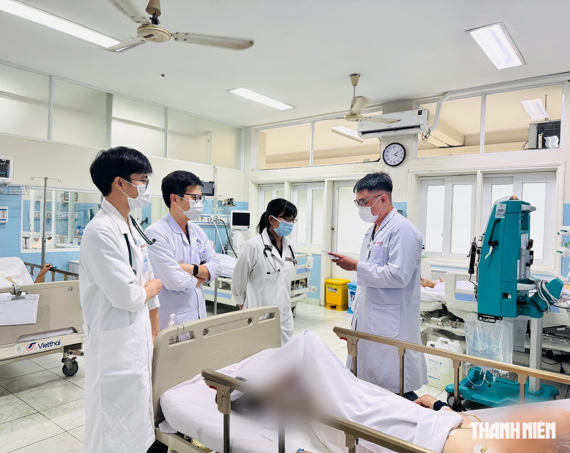 Bác sĩ nội trú Hoàng Phan Duy Lộc (bìa phải) tham gia giao ban tại giường bệnh cùng các bác sĩ trong khoa Hồi sức tim mạch, Bệnh viện Nhân dân Gia Định