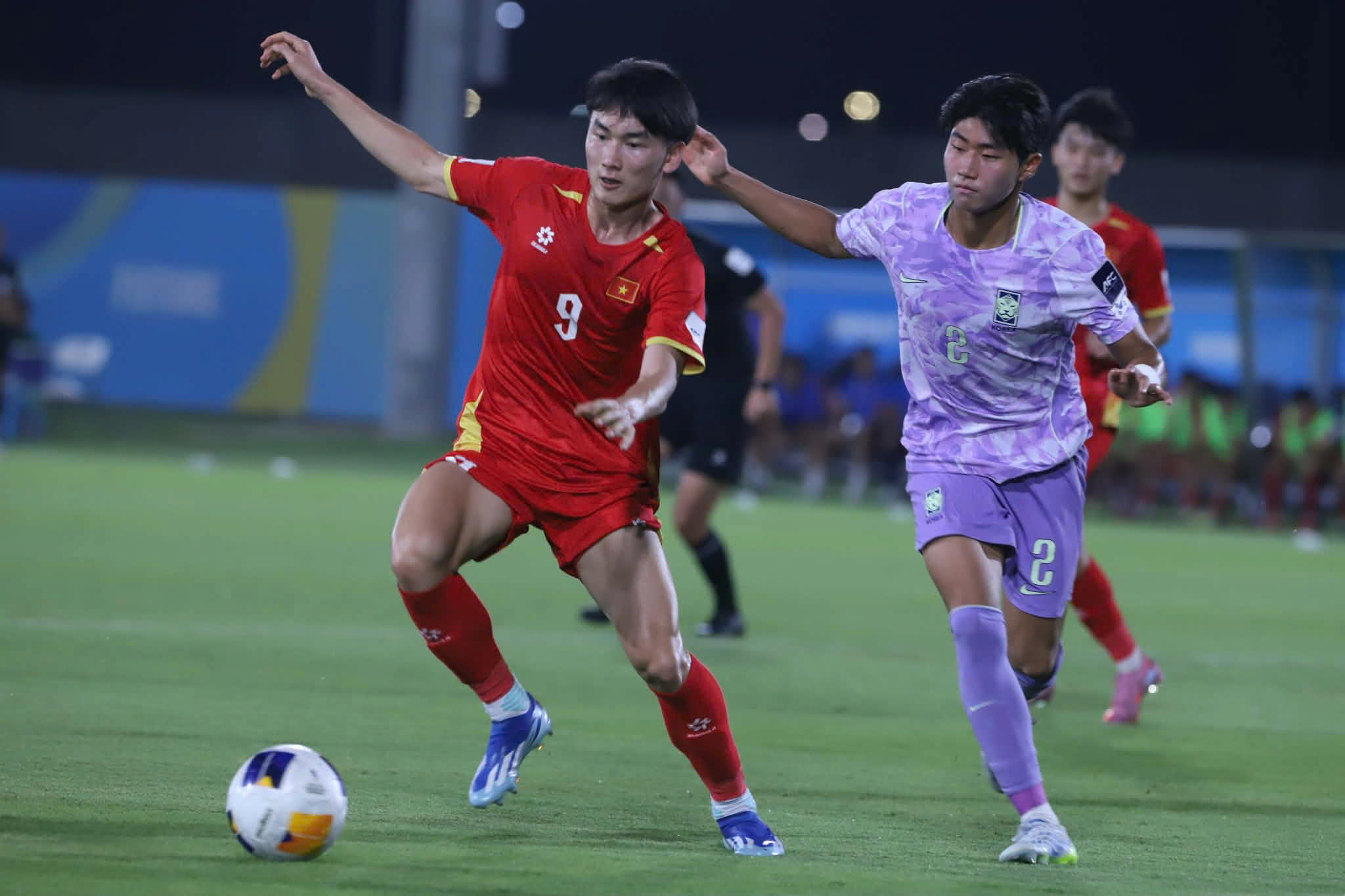 U.17 Việt Nam từng gặp U.17 Hàn Quốc (phải) vào tháng 5.2026