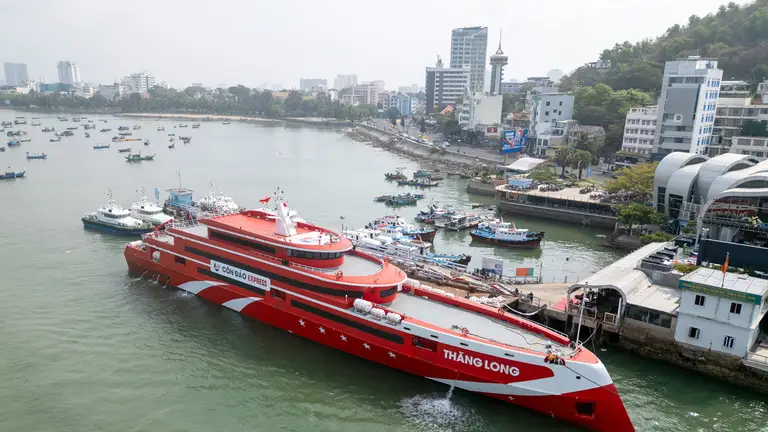 Tàu chở 200 khách đi Côn Đảo gặp sự cố