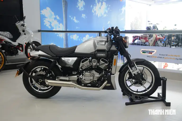 So với các mẫu mô tô cruiser khác, tay lái Hyosung GV350X có thiết kế thiên về phong cách thể thao, tạo tư thế ngồi hơi hướng về phía trước. Đây là điểm khác biệt so với kiểu tay lái cao và rộng thường xuất hiện trên nhiều mẫu xe cruiser truyền thống