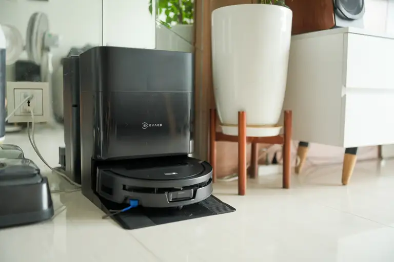 Ecovacs Deebot T80 Max Omni phiên bản màu đen.