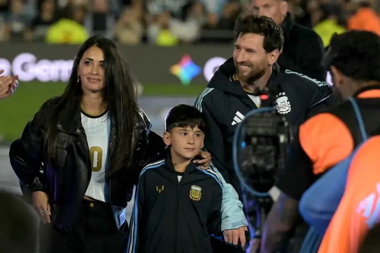 Vợ và các con của Messi cũng có mặt trong ngày chia tay của anh - Ảnh: AFP