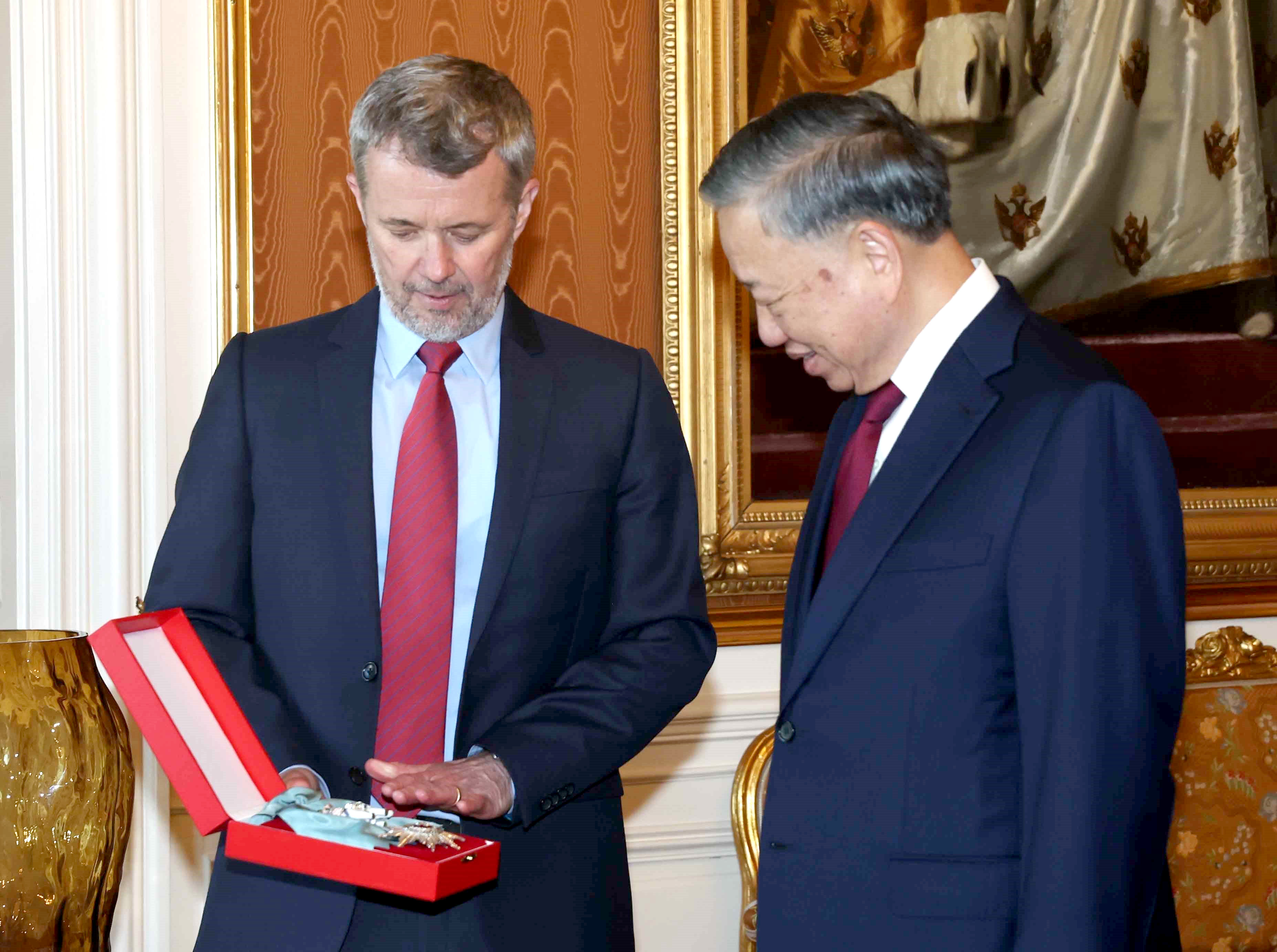 Nhà vua Đan Mạch Frederik X trao tặng Huân chương Voi cho Tổng Bí thư, Chủ tịch nước Tô Lâm - Ảnh: TTXVN