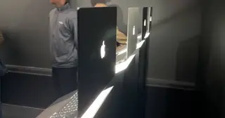 Phía sau màn tái xuất của logo phát sáng trên MacBook
