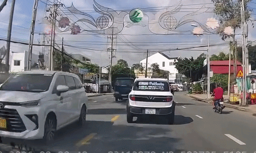 Xe tải lao đầu vào ôtô ngược chiều trên đường thẳng