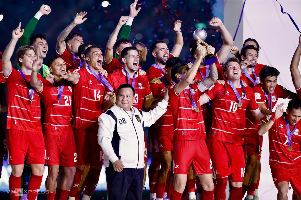 Indonesia nâng Cup sau trận chung kết FIFA ASEAN Cup 2026 tại sân Gelora Bung Karno, Jakarta, Indonesia ngày 5/10/2026. Ảnh: Hai Tư