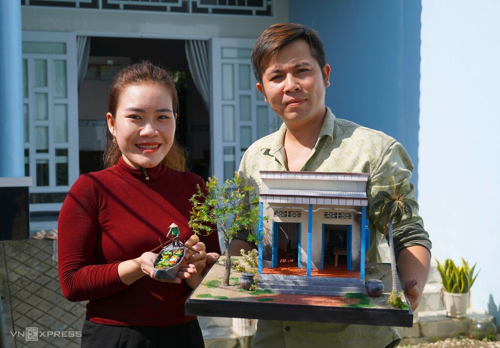 Vợ chồng anh Trường cho biết công việc tạo các mô hình thủ công giúp anh có được thu nhập và thêm động lực sáng tạo. Ảnh: Chúc Ly