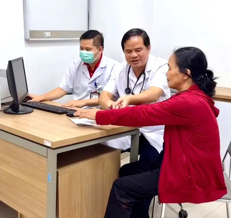 PGS.TS Đào Xuân Cơ - Giám đốc Bệnh viện Bạch Mai khám, tư vấn sức khoẻ cho người dân tại Bệnh viện Bạch Mai cơ sở Ninh Bình.